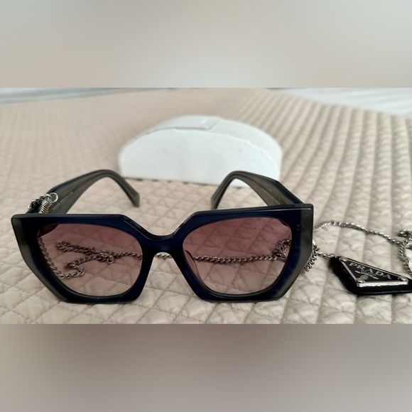 Prada Sunglasses grey acetate with chain, full box. Very good condition - Picture 2 of 5